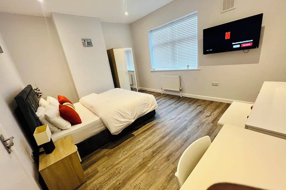 Luxury, Cosy and  Quiet 4-bed House close to town centre and transport in Northampton, Northamptonshire