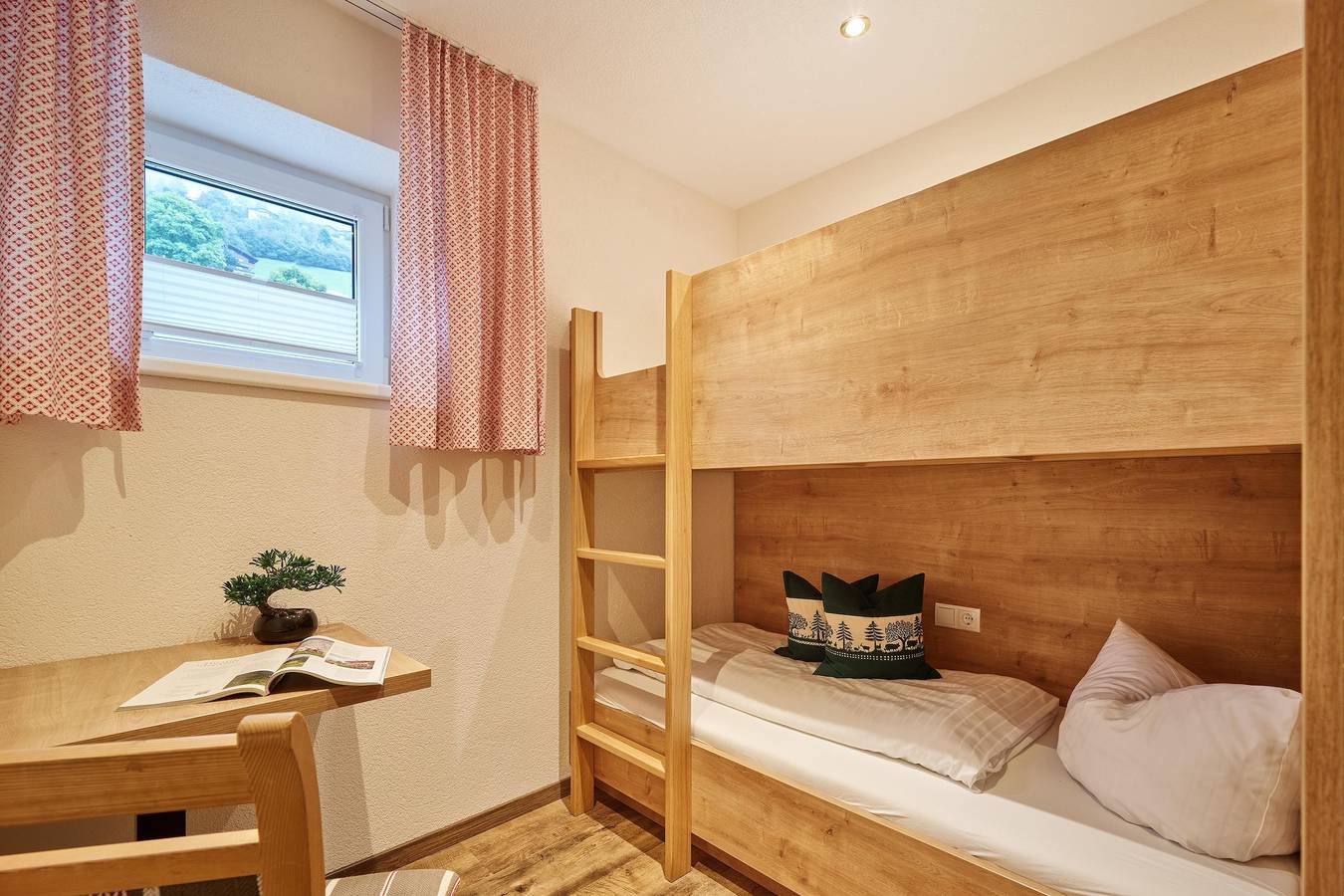 Ganze Ferienwohnung, Stylisches 2-Schlafzimmer-Appartement mit Balkon in Jerzens, Bezirk Imst