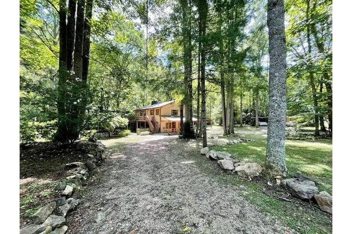 Log cabin for 6 people, with terrace and yard, with pets in Watauga Lake
