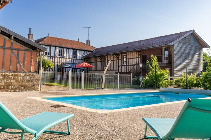 Gîte pour 15 personnes, avec Terrasse ainsi que Jardin et Piscine