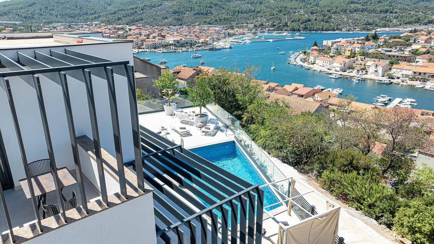 Villa for 5 people, with garden and pool as well as ocean view on Korcula