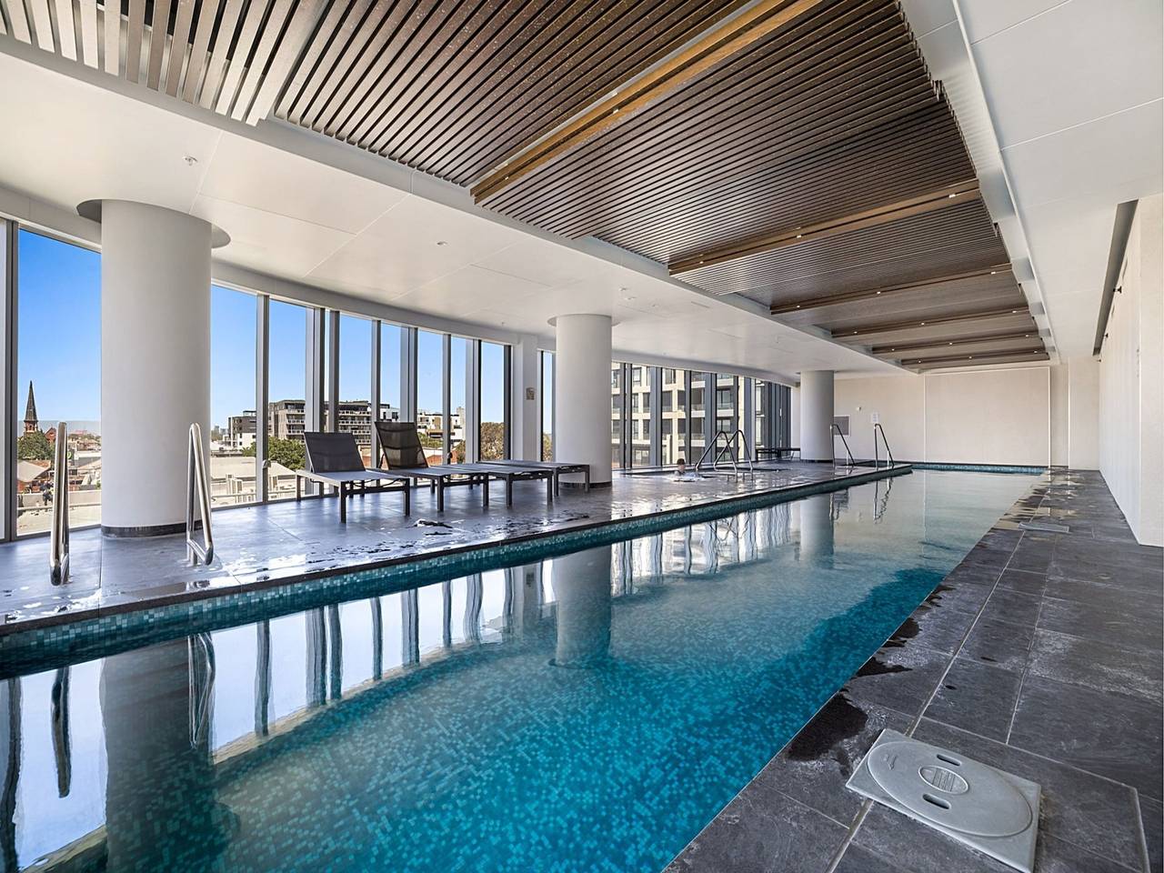 Entire apartment, Chic 1-Bed with Parking, Gym, Pool & City Views in Melbourne, Moonee Valley City