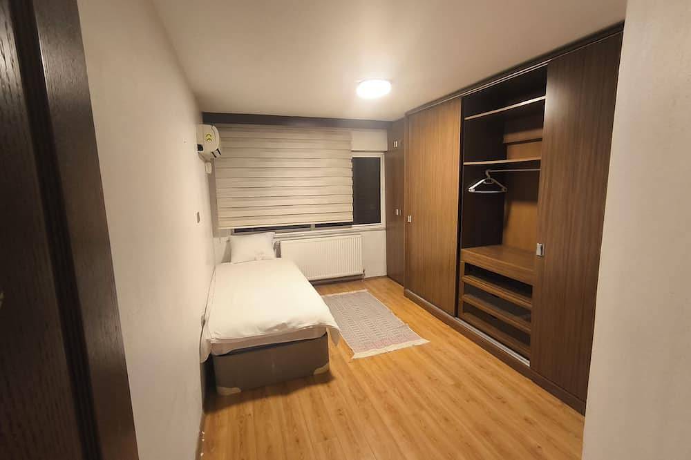 Ganze Wohnung, Spacious 4 bedroom apartment digital coded entrance walking distance to Center in Izmir, Provinz Izmir