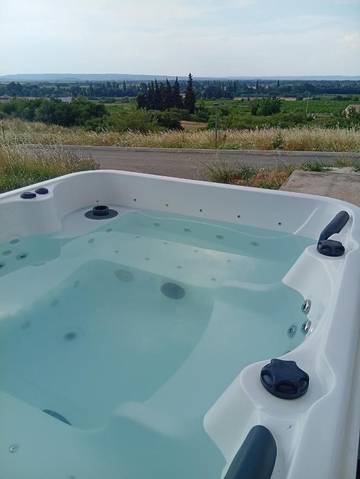 Location de vacances pour 6 personnes, avec vue ainsi que terrasse et jardin, animaux acceptés à Tulette