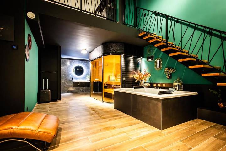 Chambre d’hôte pour 2 personnes, avec Balcon ainsi que Jacuzzi et Sauna à Thuin