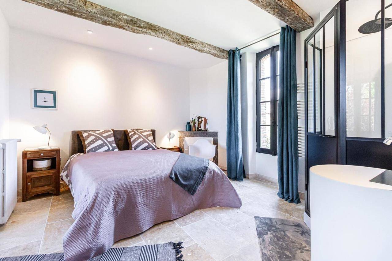 Queen Room with Garden View in Giroussens, Région de Castres