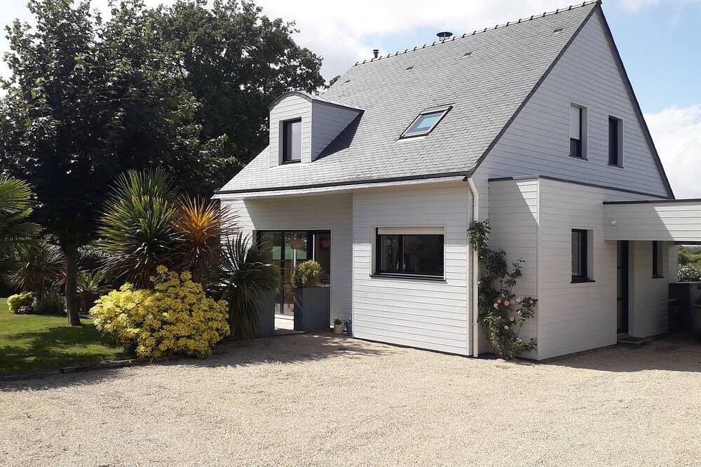 Recent house in typical village near Sea - Ria d'Etel in Landaul, Côte des Mégalithes