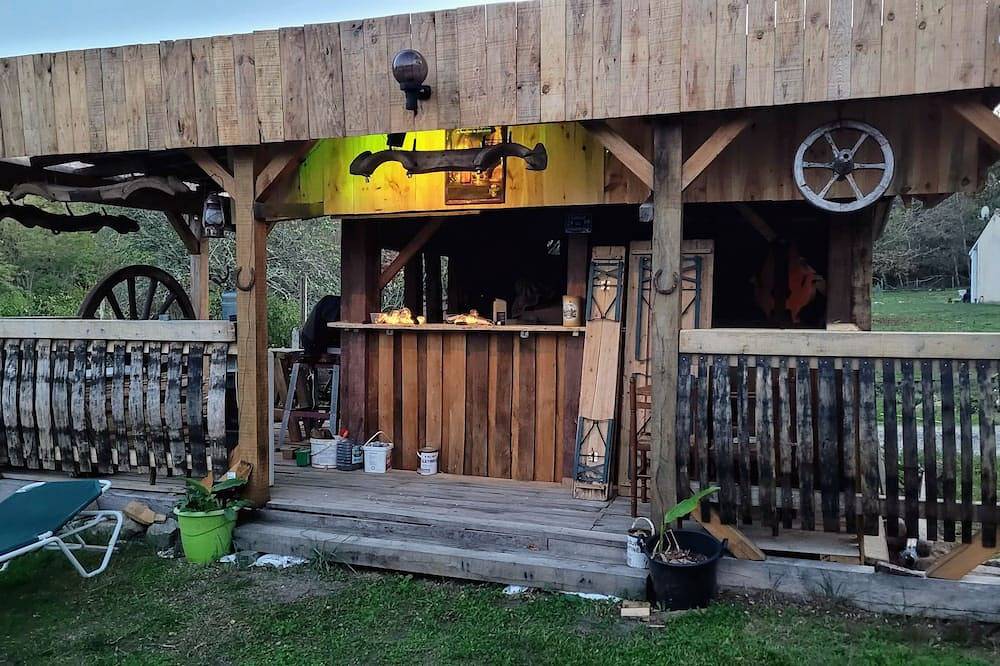 Yellowstone saloon in Roaillan, Región de Langon