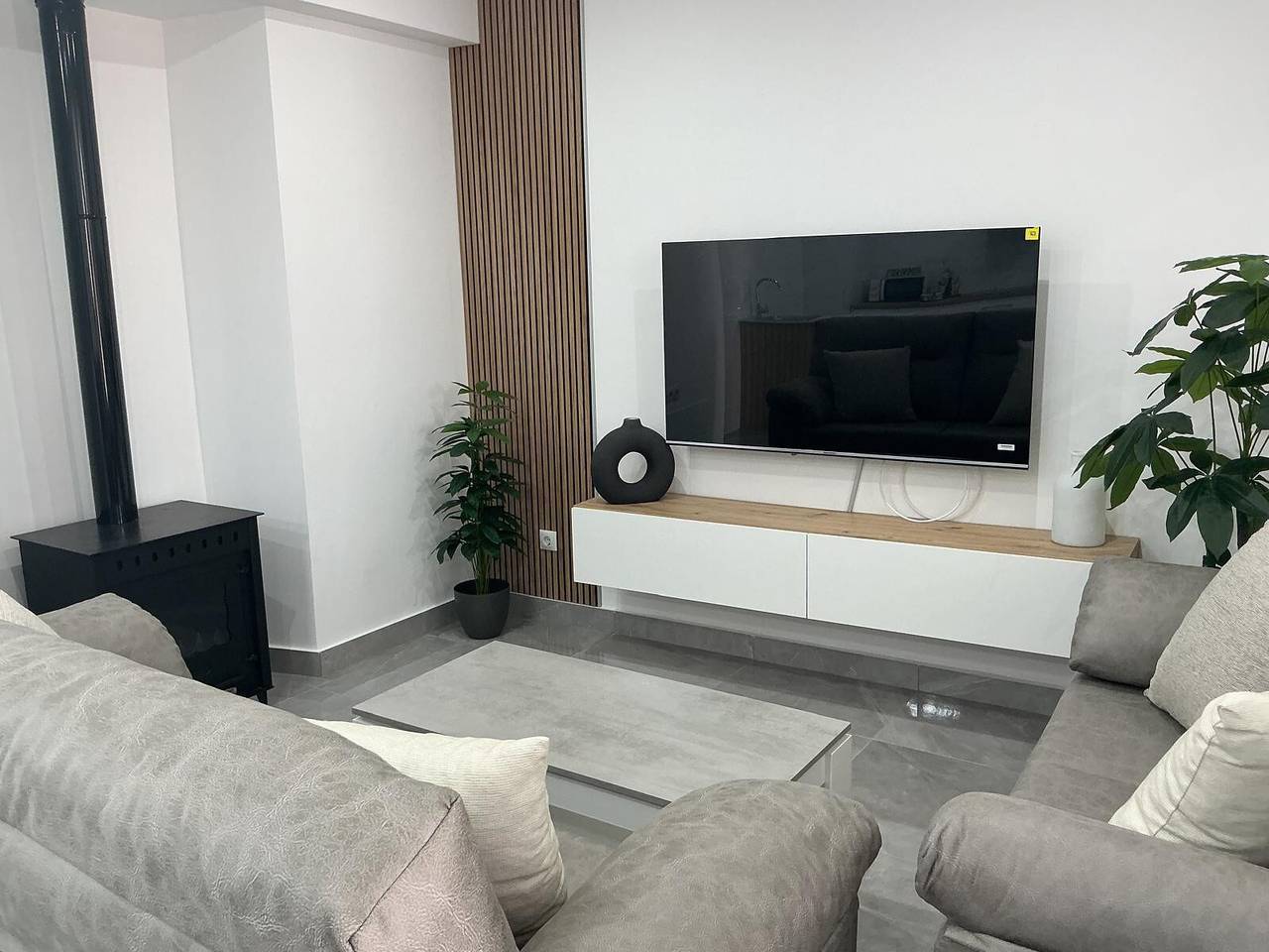Casa vacacional 'Aleda' con terraza privada y Wi-Fi in Cuevas del Becerro, Provincia de Málaga