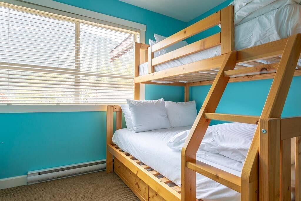 Townhouse, Steps from Panorama Resort! Ski Inout in Panorama