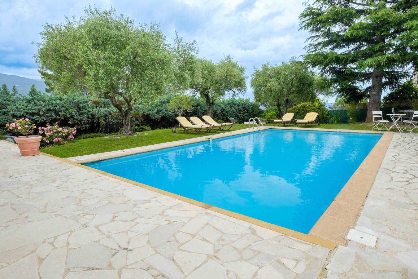 Villa “Cyprès Bleu” with Private Pool, Terrace, and Wi-Fi in Peymeinade, Mediterranean Coast (France)