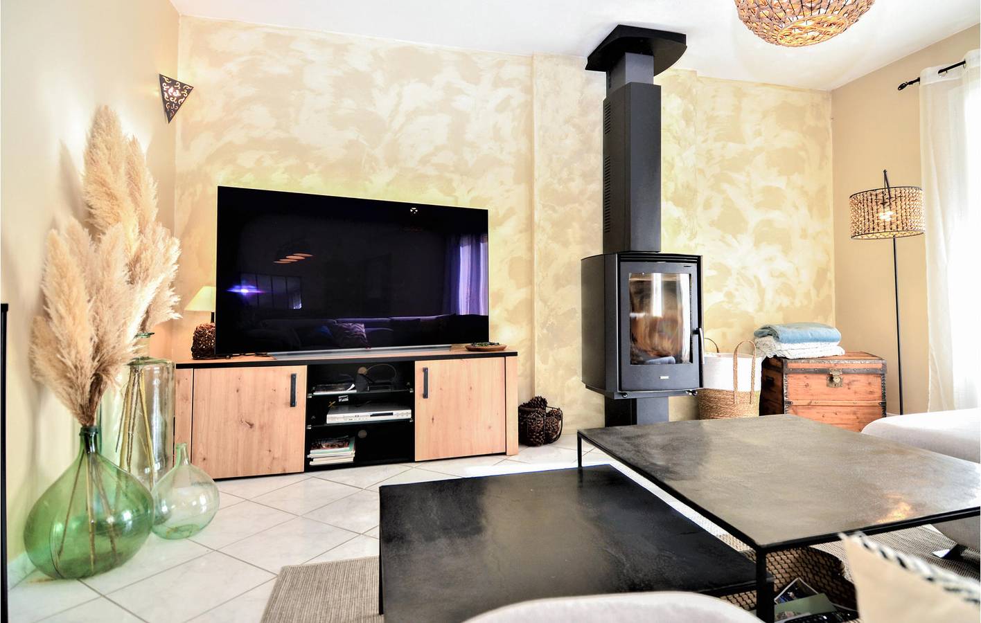 Appartement au bord de la piscine près du centre ville avec parking. in Saint-Geniès-de-Malgoirès, Région de Nîmes
