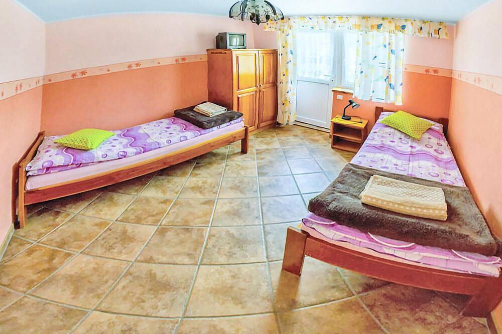 8 bedroom nice home in Kozyczkowo in Chmielno