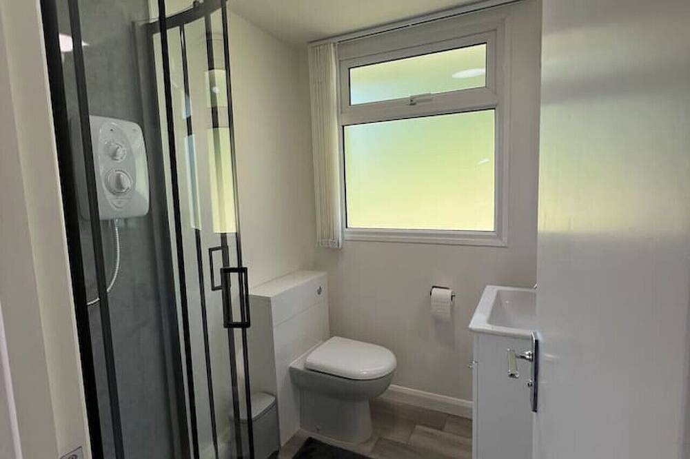 Entire apartment, Spacious 2-bedroom chalet with amazing sundeck in Dartmouth, Devon