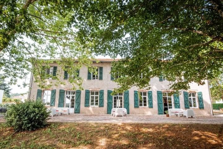 Maison d’hôte pour 15 personnes, avec Jacuzzi et Terrasse ainsi que Jardin et Piscine