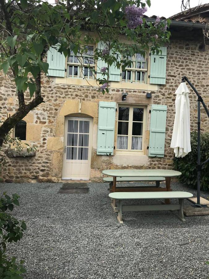 Location de vacances pour 5 personnes, avec Terrasse ainsi que Jardin et Piscine à Suaux