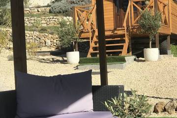 Cabane en bois pour 4 personnes, avec piscine et jacuzzi ainsi que terrasse et jardin dans les Alpes maritimes