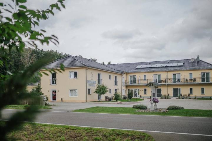 Ferienhaus für 2 Personen, mit Terrasse und Garten sowie Pool und Sauna