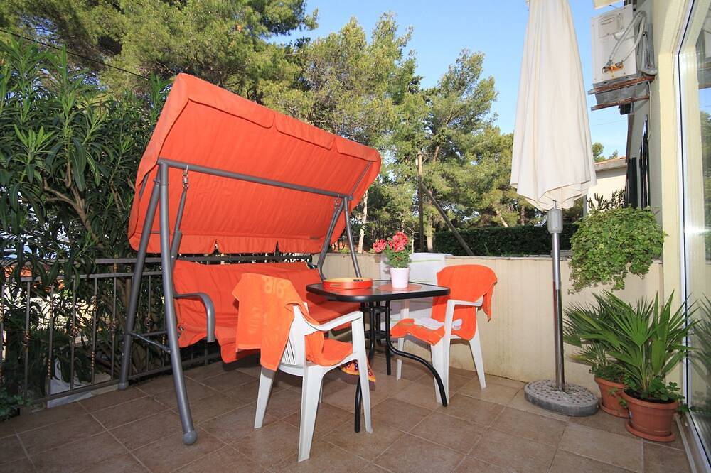 Appartement entier, Appartement d'une chambre avec la terrasse et la vue sur le mer Jelsa, Hvar (A-8751-a) in Jelsa, Hvar