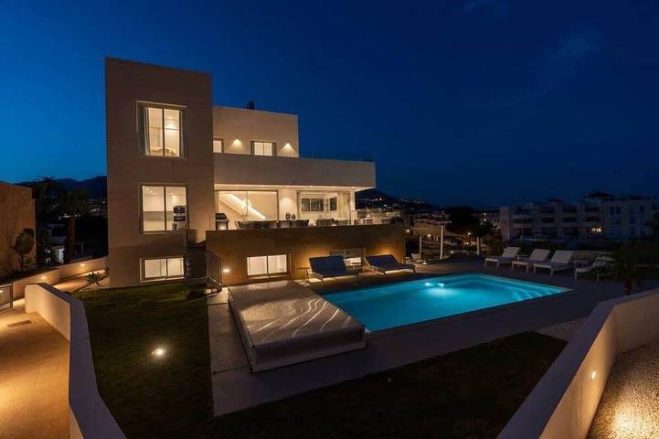 Villa for 12 people, with pool and garden as well as terrace in Fuengirola
