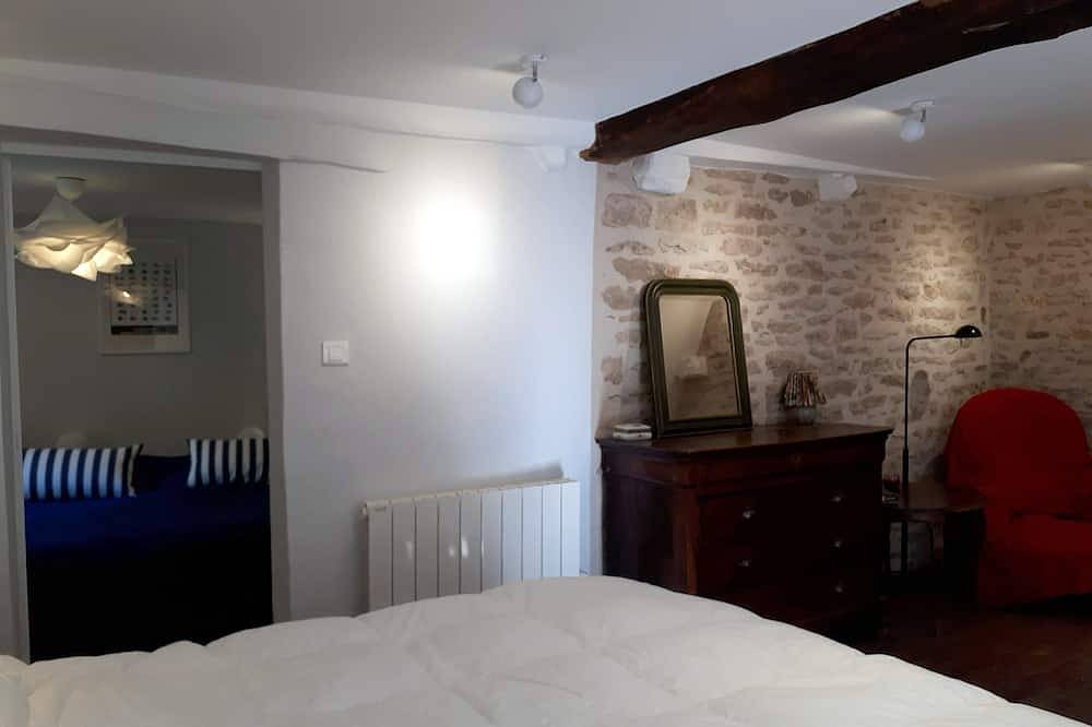 La Maison De Pierre - Confortable  Maison De Charme Du Xveme Siecle in Flavigny-sur-Ozerain, Région de Montbard