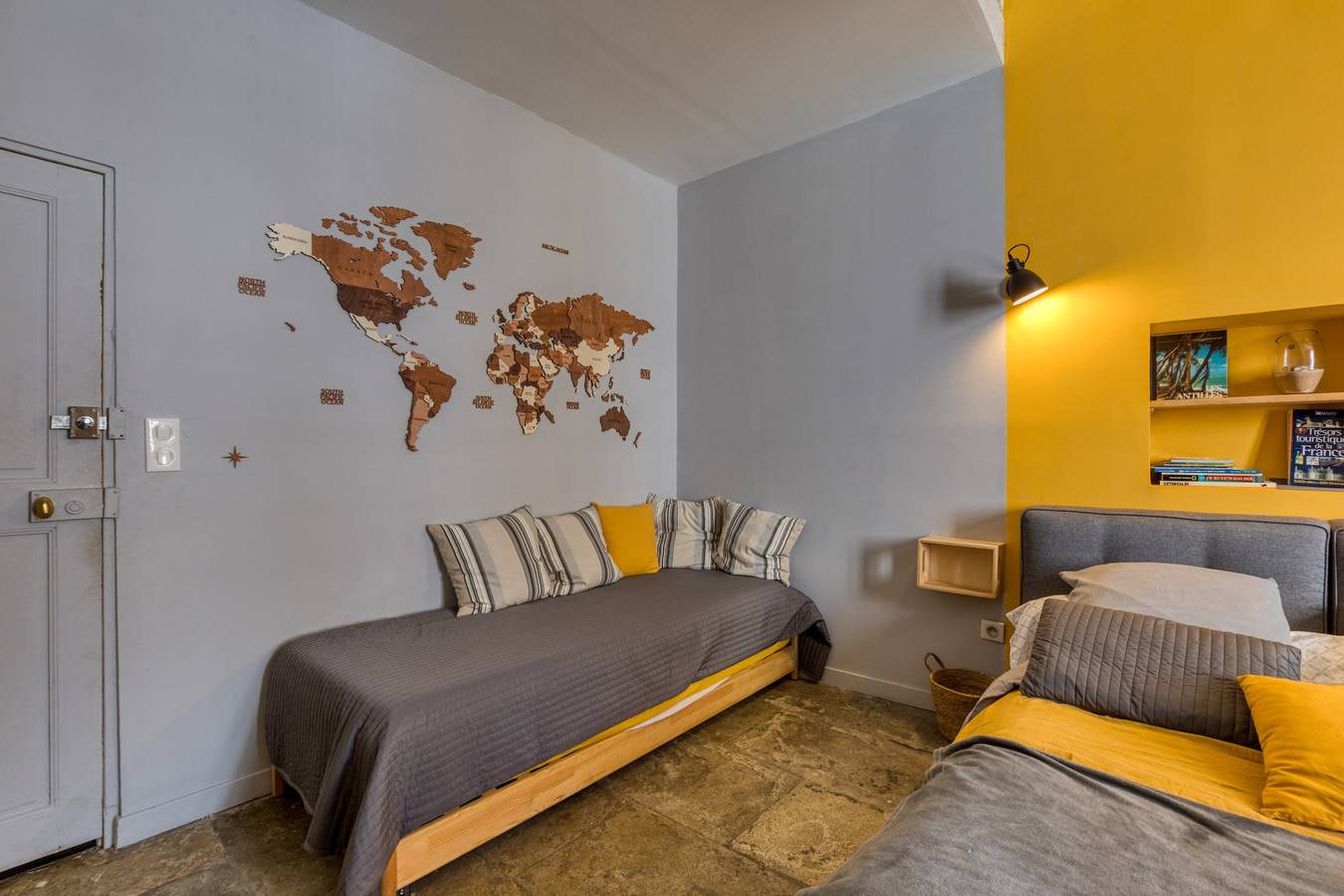 Chambre d'hôtes « Porte Saint-Louis - Pélerins » avec piscine, terrasse et Wi-Fi partagés in Vauvert, Région de Nîmes