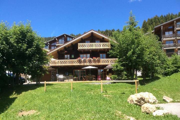 Gîte pour 12 personnes, avec balcon ainsi que piscine et jardin à Les Saisies