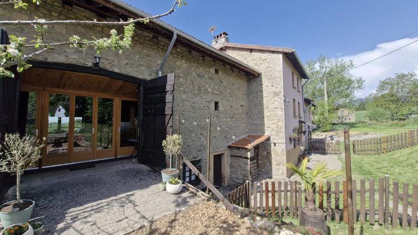 Hôtel pour 3 personnes, avec jardin et vue ainsi que piscine et terrasse, animaux acceptés à Bertignat