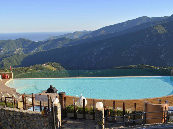 Ferienwohnung für 4 Personen, mit Terrasse und Whirlpool sowie Garten und Pool