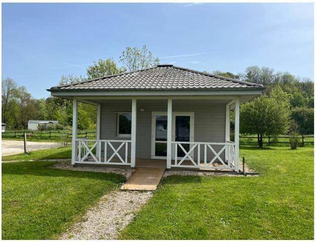 Gîte pour 4 personnes, avec vue sur le lac ainsi que jardin et vue à Traves (homonymie) - 2