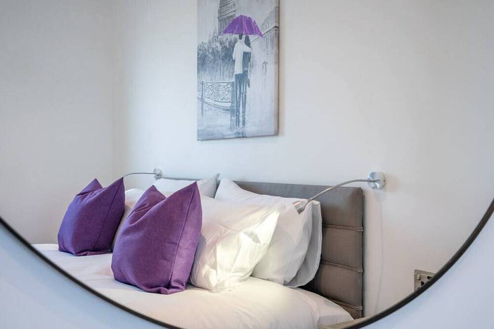 Entire apartment, Town Centre Penthouse with Hot Tub  22 in Cheltenham, Gloucestershire