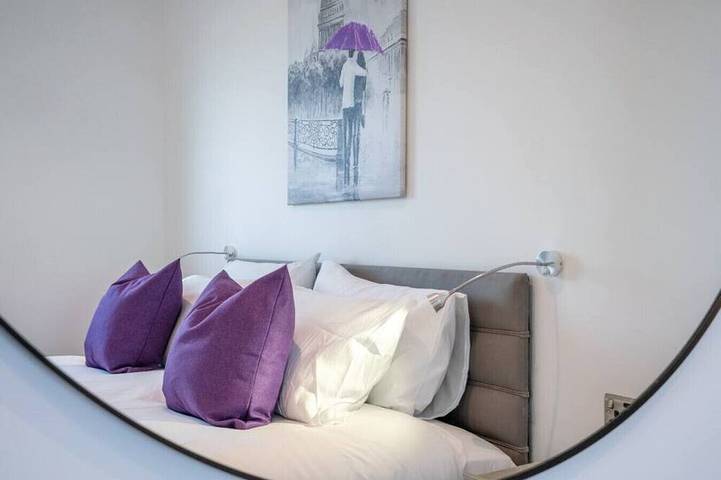 Entire apartment, Town Centre Penthouse with Hot Tub  22 in Cheltenham, Gloucestershire