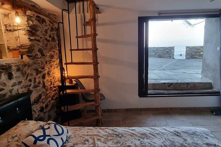 Maison de pêcheur les pieds dans l'eau in Ersa, Cap Corse