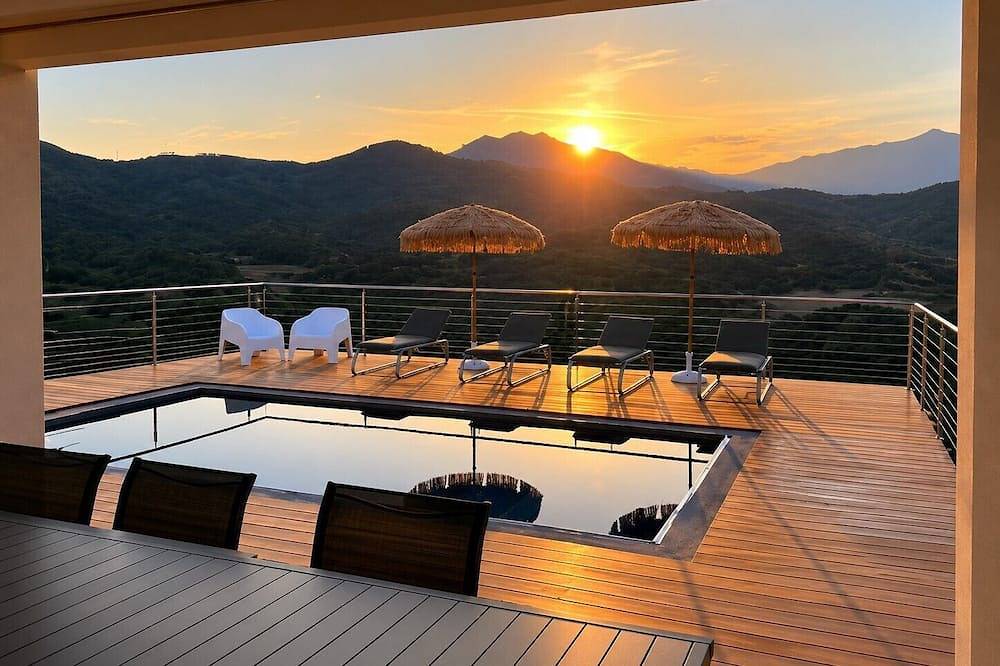 Villa With Panoramic Mountain Views And Heated Pool - 5 Minutes From The Beach in Tiuccia, Sant'Andrea d'Orcino