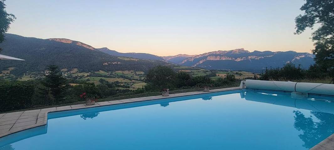 Chambre d’hôte pour 3 personnes, avec jardin ainsi que vue et piscine, animaux acceptés
