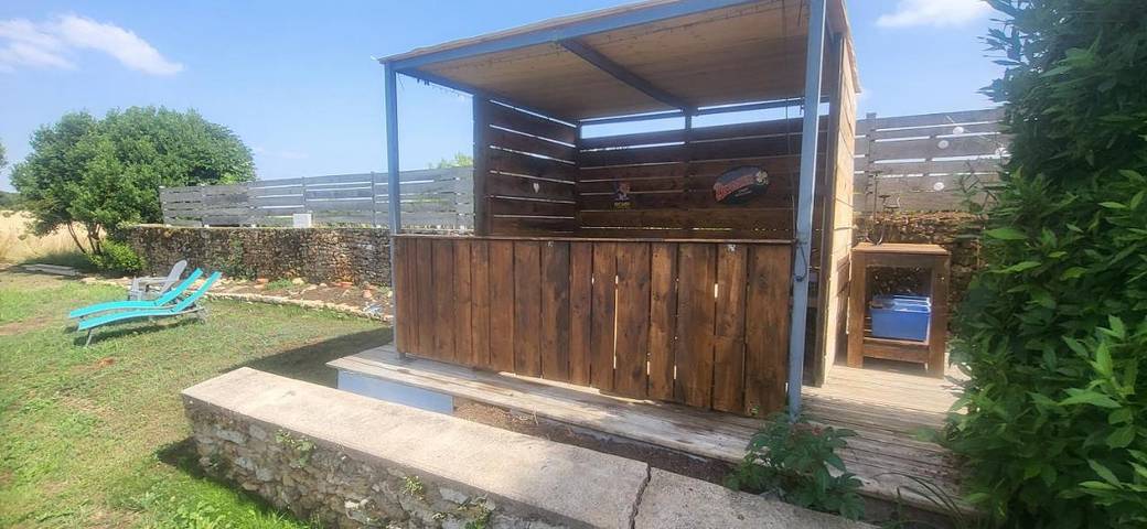 Location de vacances pour 3 personnes, avec terrasse ainsi que vue et jardin à Bazoges-en-Pareds - 2