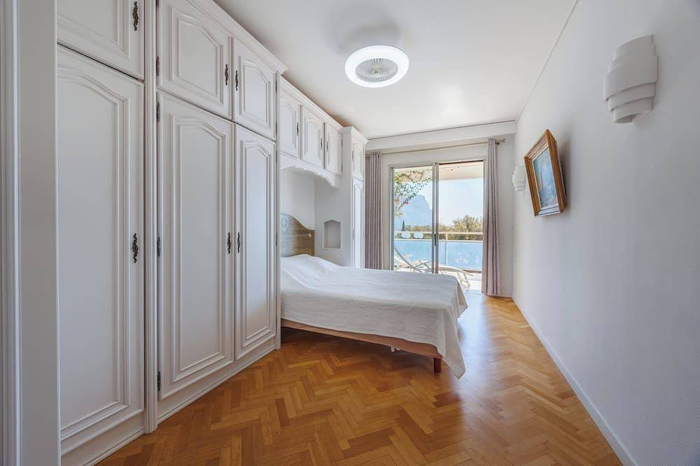 Entire apartment, T2 Plage Du Bestouan Cassis - Magnificent Sea View - Parking in Cassis, Calanques National park