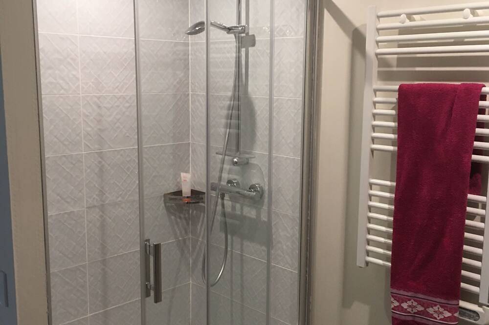 2-person room with private bathroom and patio in the center of Garriguella in Garriguella, Oberampurien
