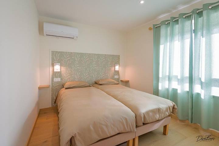Gîte pour 4 personnes, avec Terrasse et Jardin ainsi que Vue sur le lac et Vue à Jayat - 3
