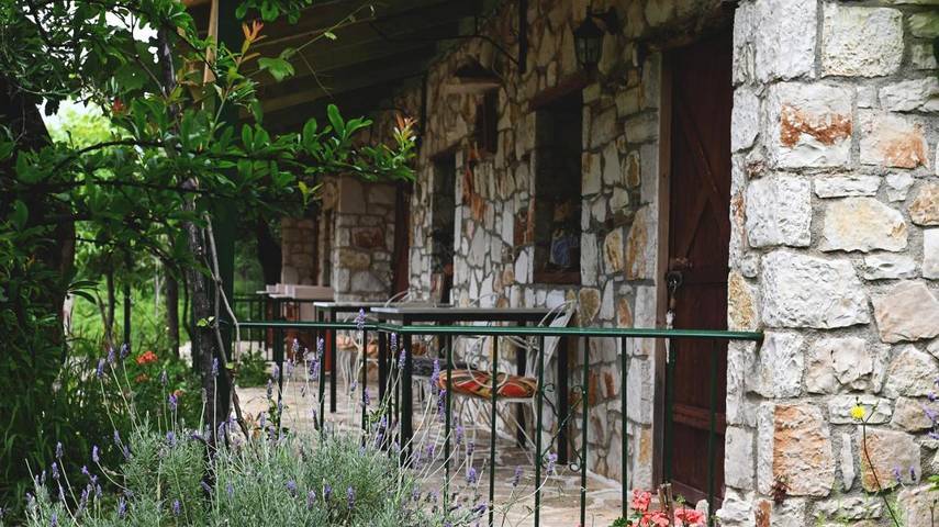 B&b per 2 persone, con Balcone e Terrazza nonché Giardino e Panorama in Valona