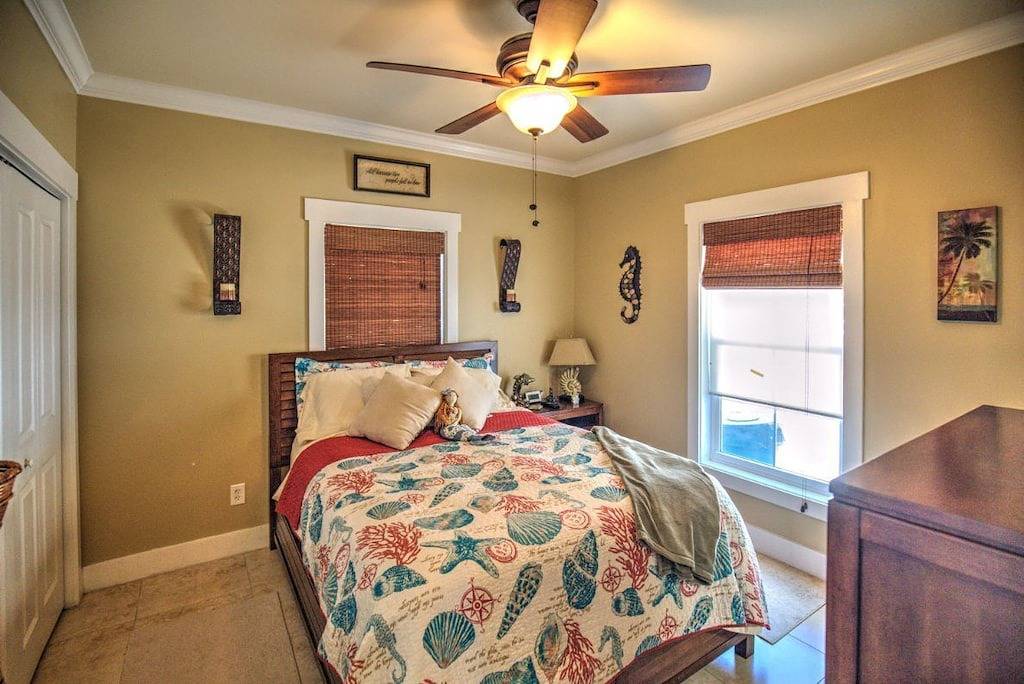 W16 - 3 bed, 2 bath Tropical Bungalow with Dockage in Marathon, Monroe County