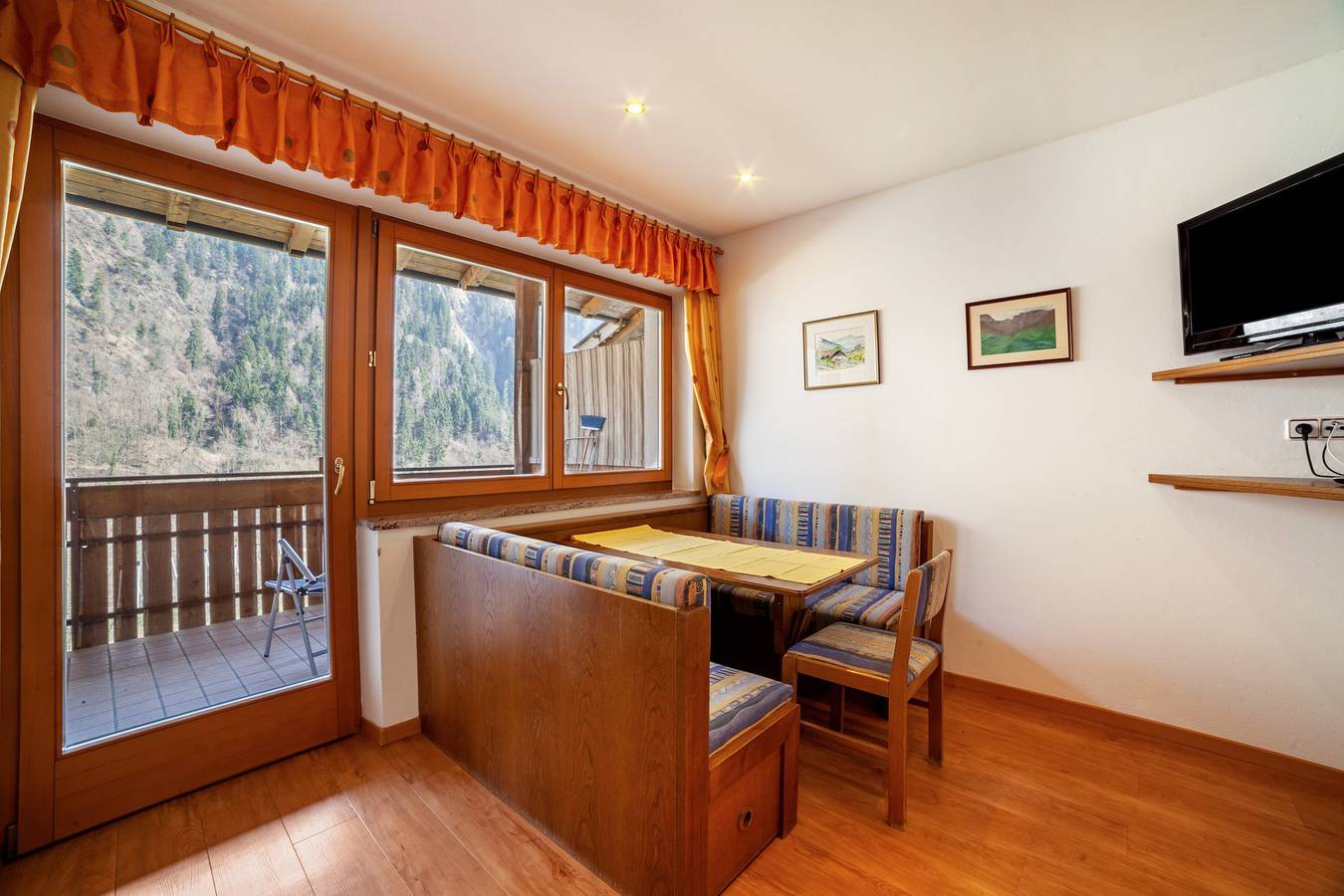 Entire apartment, Holiday Apartment 'Camping Passeier Alpenrose' with Sauna, Mountain View, Garden & Wi-Fi in Saltaus, St. Martin in Passeier