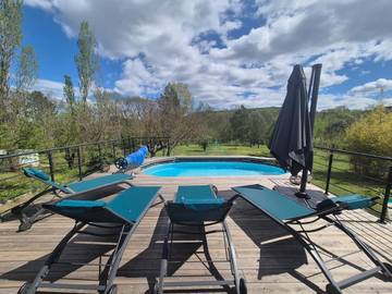 Location de vacances pour 19 personnes, avec piscine ainsi que vue et terrasse à Saint-Martin-de-Londres