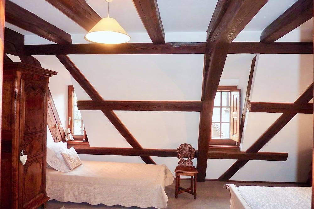 Adrihof, 4 Chambre d'hôtes à la cour de l'abbaye d'Autrey Riquewihr in Riquewihr, Parc naturel régional des Ballons des Vosges