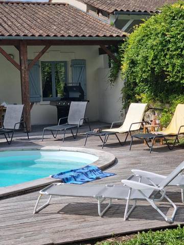 Cottage pour 6 personnes, avec jardin ainsi que vue et piscine, animaux acceptés à Chalais
