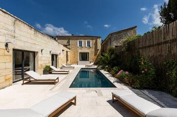 Cottage pour 12 personnes, avec piscine ainsi que jardin et vue, animaux acceptés à Gauriac