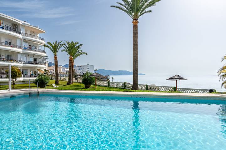 Apartment for 2 people, with pool and ocean view as well as garden and terrace in Nerja Centre