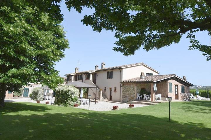 Agriturismo per 2 persone, con panorama e piscina nonché giardino, con animali domestici in Torgiano