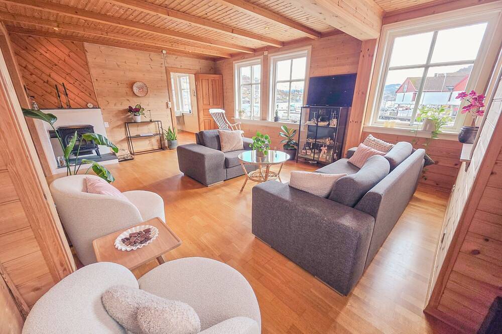 Nortorp – Spacious Fjord Villa with Private Dock in the Village Centre in Norheimsund, Kvam herad