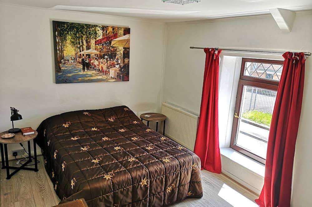 Cosy & Comfortable Entire Holiday Home, Llanelli. Fully equipped. Dog friendly in Llanelli, Carmarthenshire